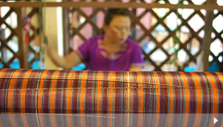 Weaving silk in the Bo Sang village. Photo by Flickr user Distra.